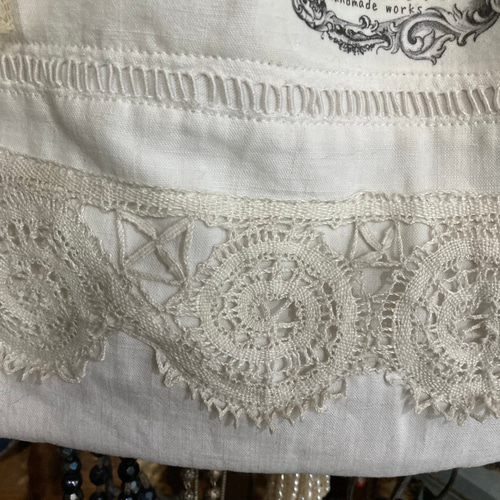 シャビーなアンティークレースモチーフスクエア24キルトパッチペタンコ