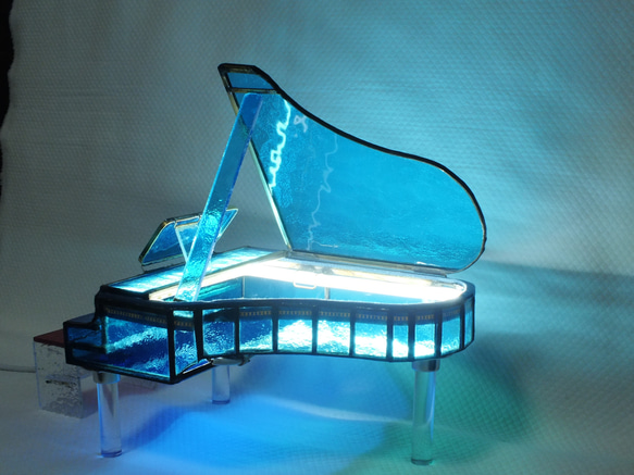 流氷色のグランドピアノ ＬＥＤが点灯する手作りピアノ 8枚目の画像