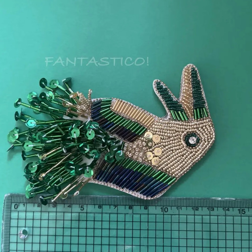 グリーンの鳥さんビーズ刺繍ブローチ❤️デリカビーズステッチ