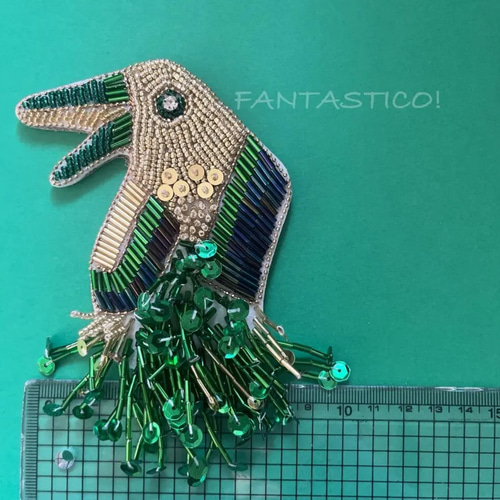 グリーンの鳥さんビーズ刺繍ブローチ❤️デリカビーズステッチ ライン