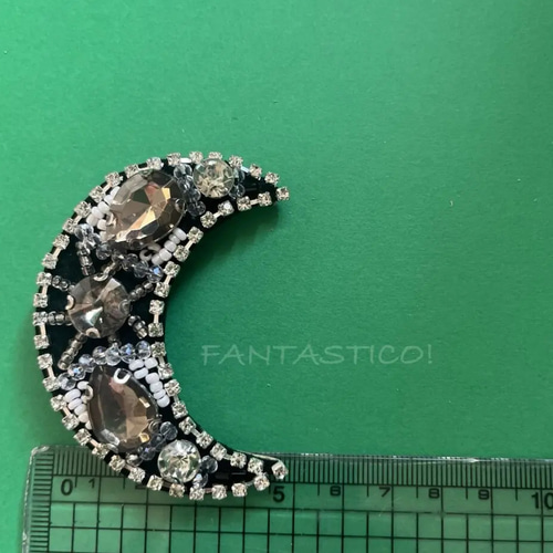 キラキラ月型ビーズ刺繍ブローチ❤️デリカビーズステッチ