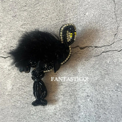 ブラックフラミンゴのビーズ刺繍ブローチ❤️デリカビーズステッチ ラインストーン プレゼントギフト 手刺繍スワロエコファー 2枚目の画像