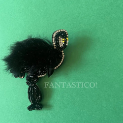 ブラックフラミンゴのビーズ刺繍ブローチ❤️デリカビーズステッチ ラインストーン プレゼントギフト 手刺繍スワロエコファー 1枚目の画像