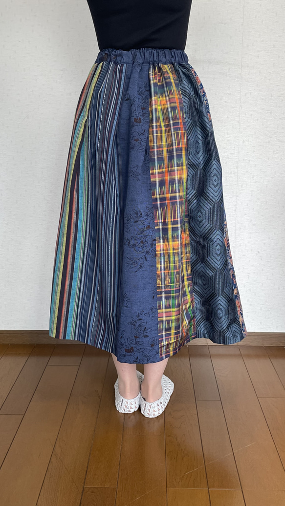 紬の着物地、6種１２枚ハギのタックギャザースカート　ゆったり楽ちん　ブルー＆ストライプ 4枚目の画像