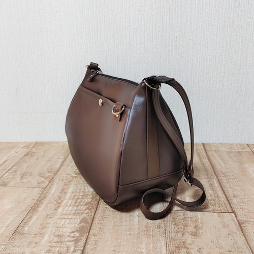 マチ広レザー（pvc）ショルダーバッグ（ダークブラウン） ショルダー