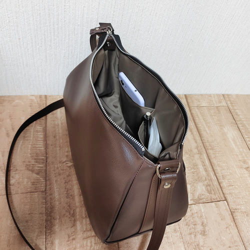 マチ広レザー（pvc）ショルダーバッグ（ダークブラウン） ショルダー