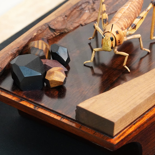 河原に佇む」 木彫 木彫刻 木彫作品 木彫り 寄木造り 昆虫 バッタ 彫刻