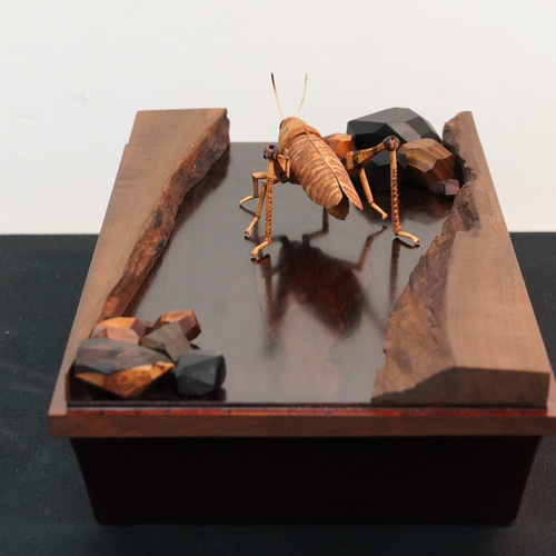 河原に佇む」 木彫 木彫刻 木彫作品 木彫り 寄木造り 昆虫 バッタ 彫刻