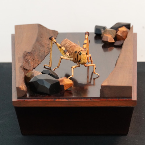 河原に佇む」 木彫 木彫刻 木彫作品 木彫り 寄木造り 昆虫 バッタ 彫刻