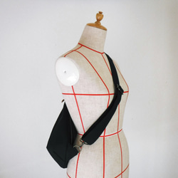 ボディバッグ「Drops」8号帆布ブラック／しずく型（ドロップ型）ボディバッグショルダー【受注制作】 17枚目の画像