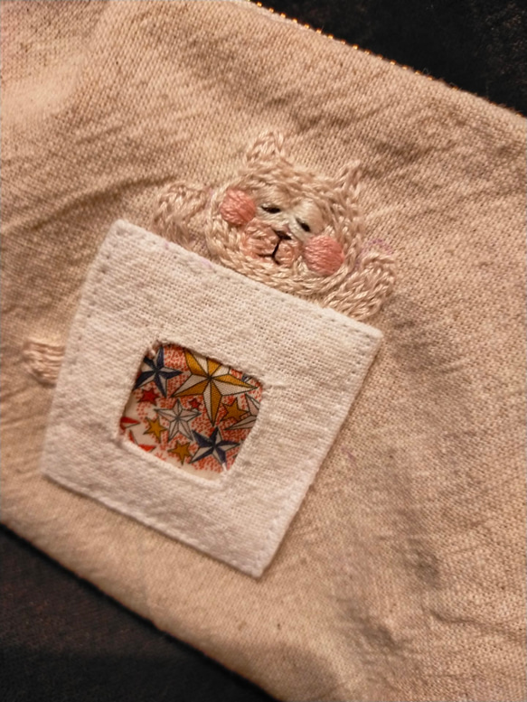【yamanekoさま専用ページ】お布団おねんねねこちゃん・おててと足がぴょーん！可愛いねこちゃん刺繍ポーチ 2枚目の画像
