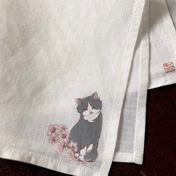 【受注制作】『桜と微笑む猫』の手描きリネンハンカチオフホワイト　灰色のハチワレ猫さん 5枚目の画像