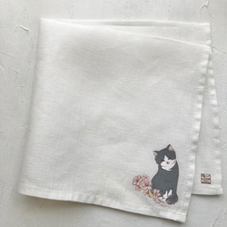 【受注制作】『桜と微笑む猫』の手描きリネンハンカチオフホワイト　灰色のハチワレ猫さん 3枚目の画像