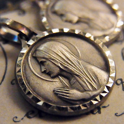 フランス ヴィンテージ デッドストック 聖母マリア ルルドの泉 メダイ 2個 チャーム 銀縁カット 8枚目の画像