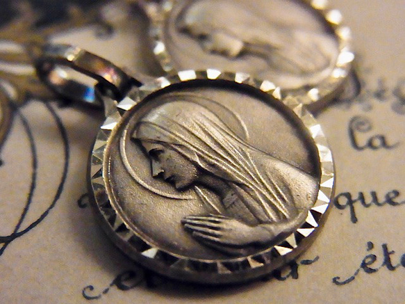 フランス ヴィンテージ デッドストック 聖母マリア ルルドの泉 メダイ 2個 チャーム 銀縁カット 8枚目の画像