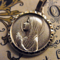 フランス ヴィンテージ デッドストック 聖母マリア ルルドの泉 メダイ 2個 チャーム 銀縁カット 4枚目の画像