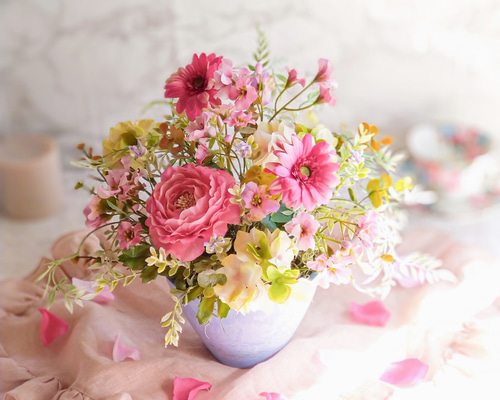 ラナンキュラスとガーベラの喜びのアレンジメント アートフラワー