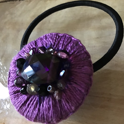 ビーズ刺繡　紫のジルコニアのヘアゴム 2枚目の画像