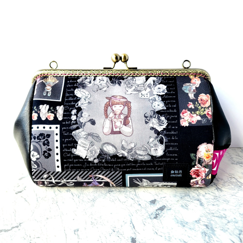 ショルダーストラップ付き・ファスナーポケットのがま口バッグ  