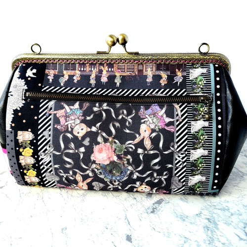 ショルダーストラップ付き・ファスナーポケットのがま口バッグ  