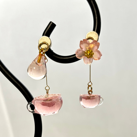 桜紅茶と桜の花の耳飾り  選べるイヤリング／ピアス／チャーム 2枚目の画像
