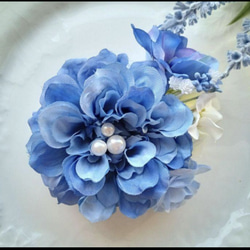 ロイヤルブルーのダリアとバラに白のバラとブロッサムの親子コサージュ 2枚目の画像