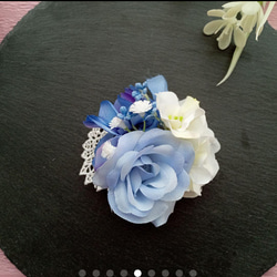 ロイヤルブルーのダリアとバラに白のバラとブロッサムの親子コサージュ 4枚目の画像