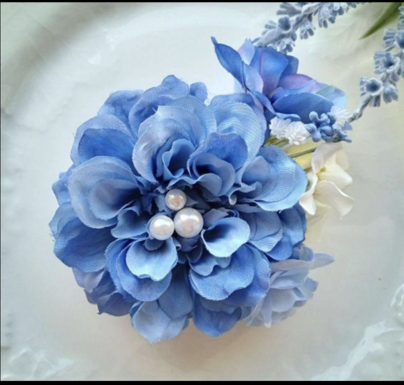 ロイヤルブルーのダリアとバラに白のバラとブロッサムのコサージュ 1枚目の画像