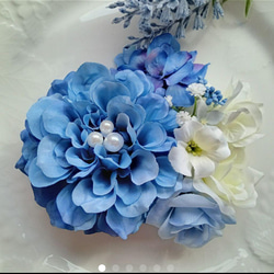 ロイヤルブルーのダリアとバラに白のバラとブロッサムのコサージュ 2枚目の画像