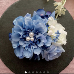 ロイヤルブルーのダリアとバラに白のバラとブロッサムのコサージュ 6枚目の画像