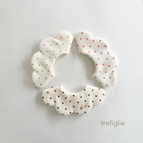 sayaka❤︎☆ハンドメイドスタイ　名入れスタイ ❤︎mini heart bib❤︎ お名前刺繍＊名入れ＊花びらスタイ＊名