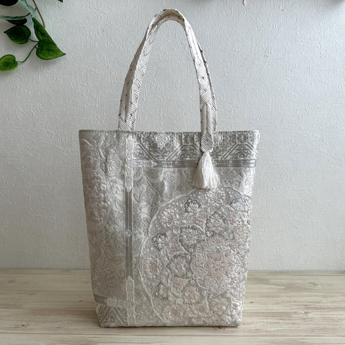 絹の帯と帯締めのバッグ 桜色のプラチナ箔宝飾華紋更紗文柄 帯