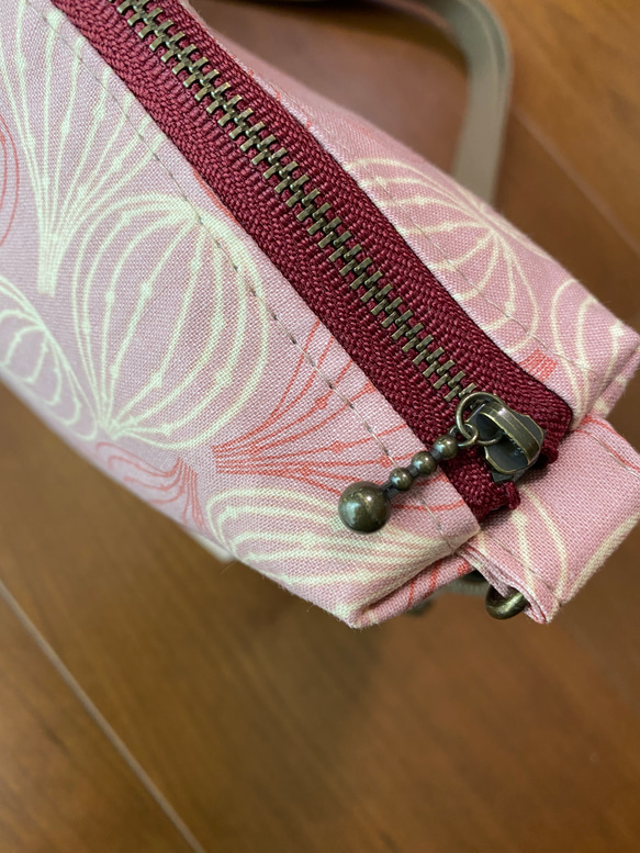 いちじくのショルダーバッグ☆くすみピンク☆ペットボトルと長財布が横に入るサイズ・肩紐の長さが調節可能 5枚目の画像