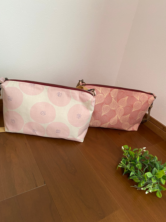 いちじくのショルダーバッグ☆くすみピンク☆ペットボトルと長財布が横に入るサイズ・肩紐の長さが調節可能 8枚目の画像