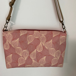 いちじくのショルダーバッグ☆くすみピンク☆ペットボトルと長財布が横に入るサイズ・肩紐の長さが調節可能 2枚目の画像