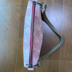 いちじくのショルダーバッグ☆くすみピンク☆ペットボトルと長財布が横に入るサイズ・肩紐の長さが調節可能 7枚目の画像