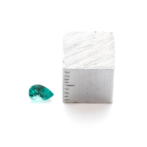 あり　エメラルド　ウルトラムーン UVライトで色が変わる】蛍光エメラルド 0.25ct 天然石 まるむ
