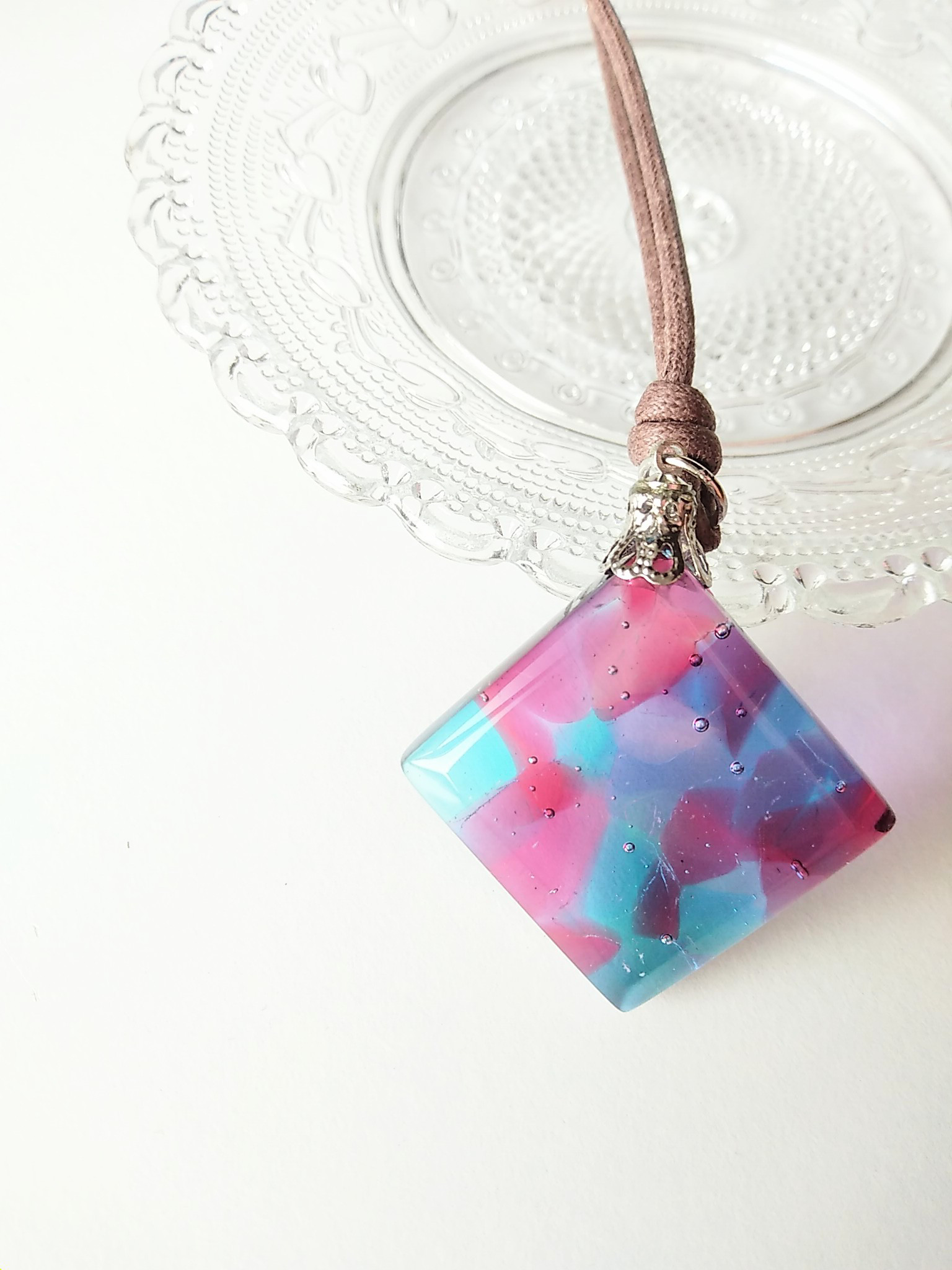 【魅了の石】～あなたの原石～ガラスの鉱石　紐ネックレス