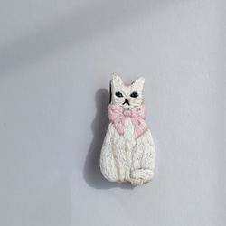 リボンの白猫刺繍ブローチ 6枚目の画像