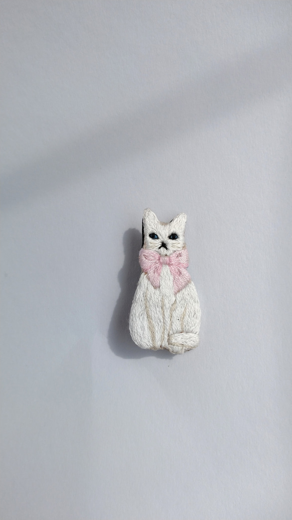 リボンの白猫刺繍ブローチ 6枚目の画像