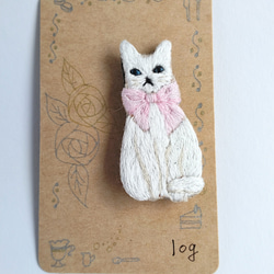 リボンの白猫刺繍ブローチ 2枚目の画像