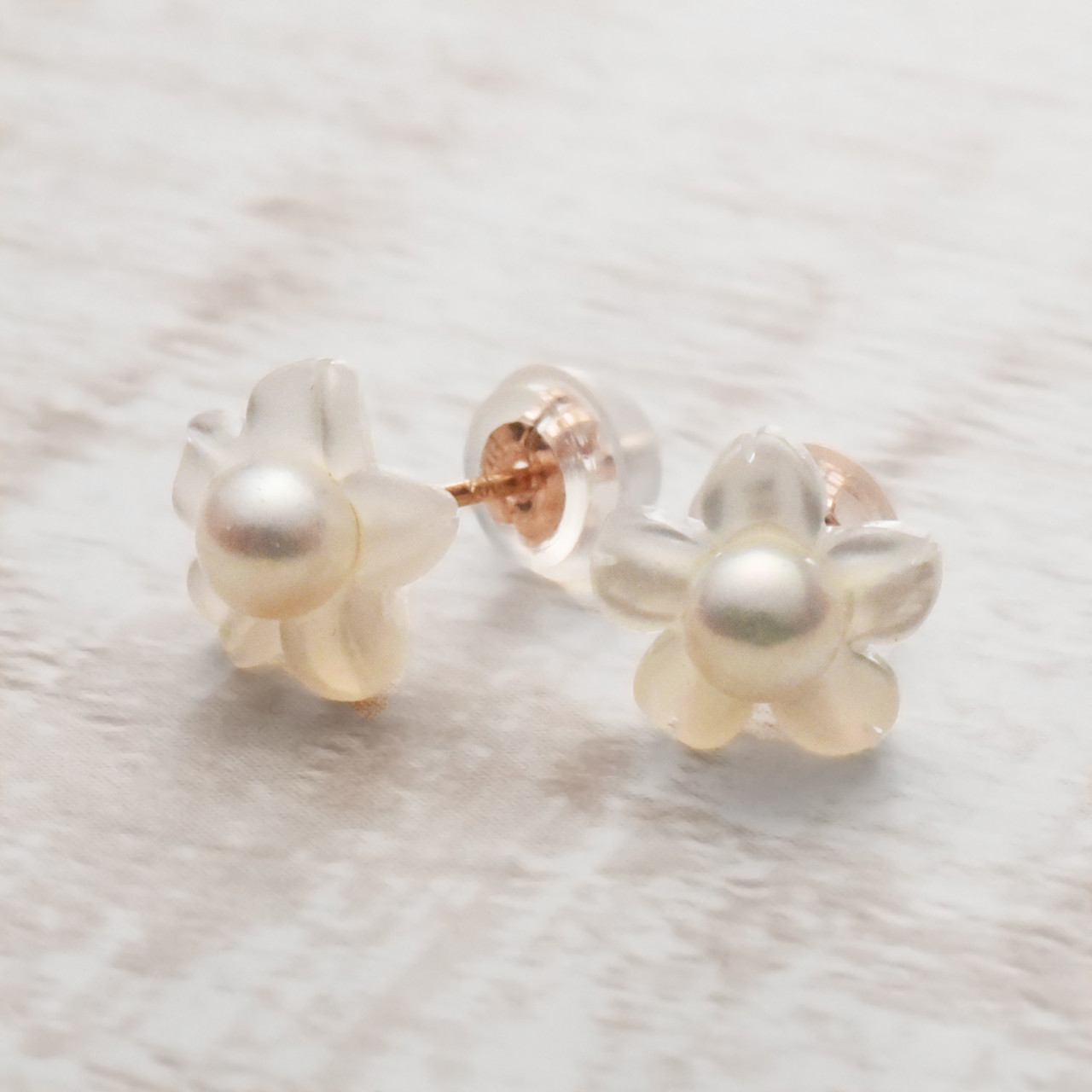 K10PGアコヤベビーパール×桜シェルピアス （ホワイト）