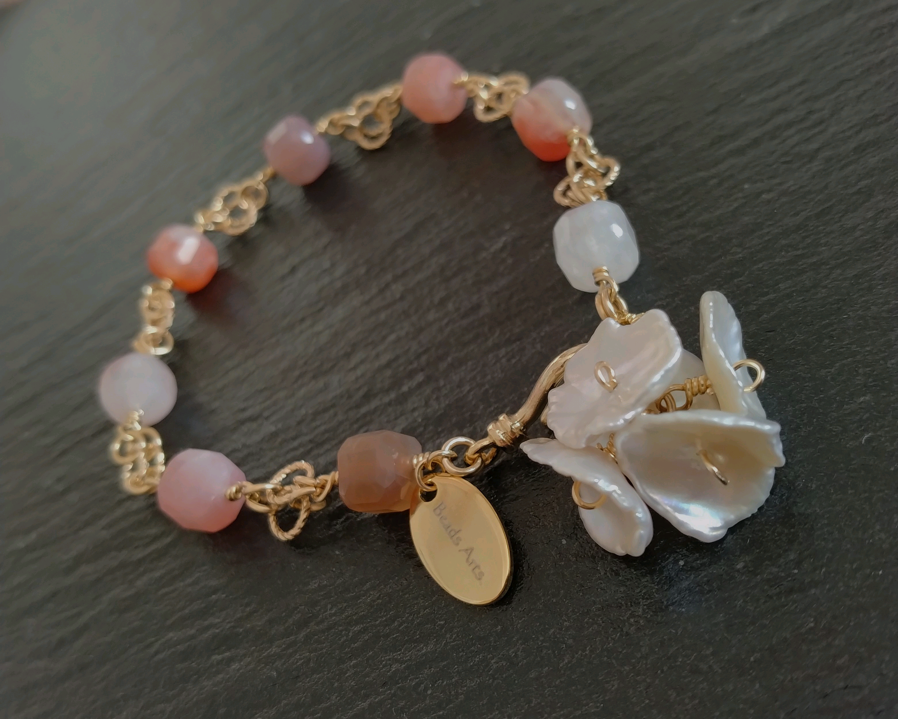 14KGF / ピンクボツワナアゲートとケシパール花びらのチェインメイルブレスレット