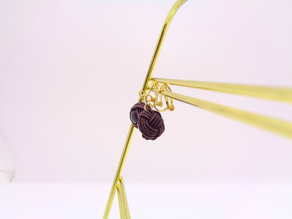 プレナイトの揺れる玉結びイヤリング　濃茶 6枚目の画像