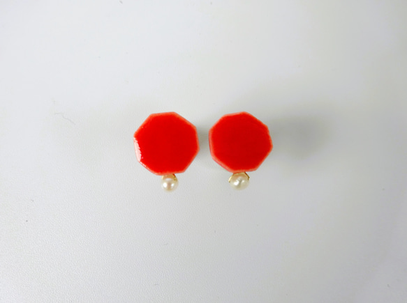 小さな八角 と小さな淡水パールの陶pierce／earring（赤） 3枚目の画像