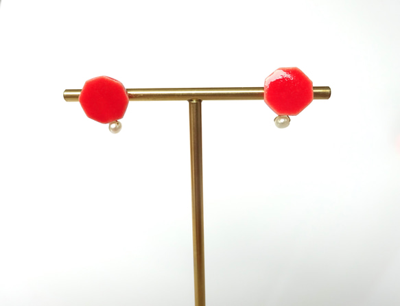 小さな八角 と小さな淡水パールの陶pierce／earring（赤） 2枚目の画像