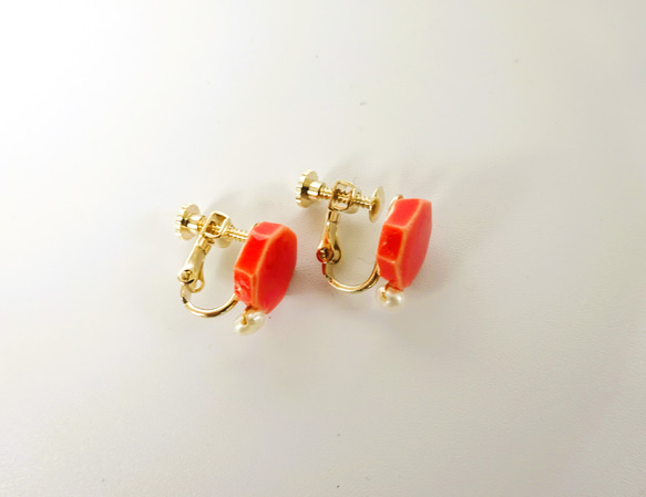 小さな八角 と小さな淡水パールの陶pierce／earring（オレンジ） 5枚目の画像