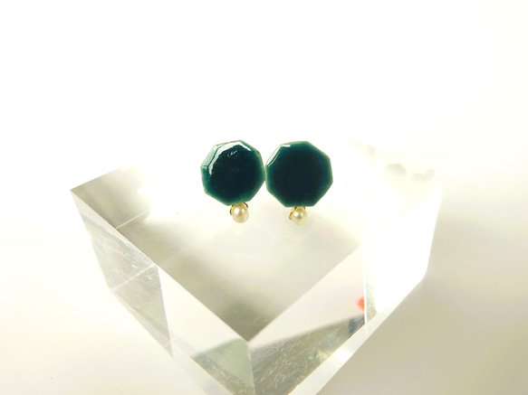 小さな八角 と小さな淡水パールの陶pierce／earring（深緑） 1枚目の画像