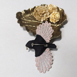 小鳥のビーズ刺繡ブローチ　優しいピンク 4枚目の画像