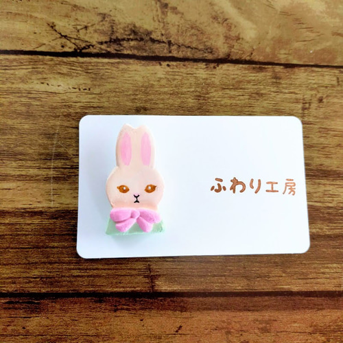 ハンドメイド　刺繍　ブローチ　メルヘンうさぎ ハンドメイド刺繍ブローチメルヘンうさぎ